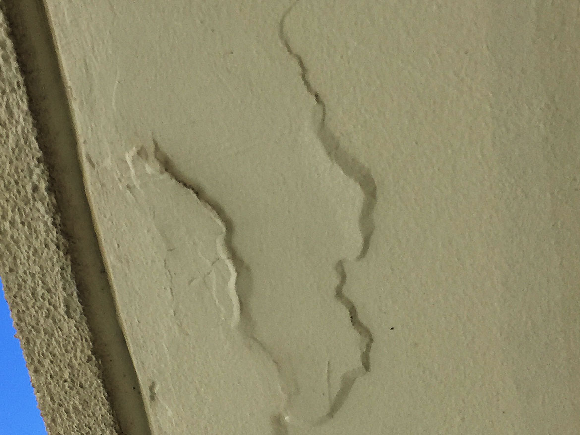 Spalling under balcony
